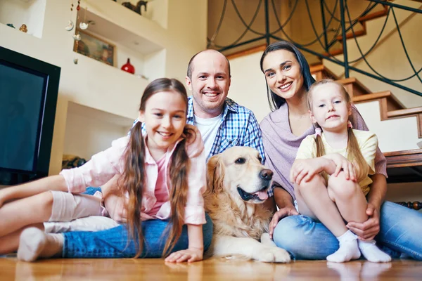 Esposo y esposa con perro e hijas — Foto de Stock