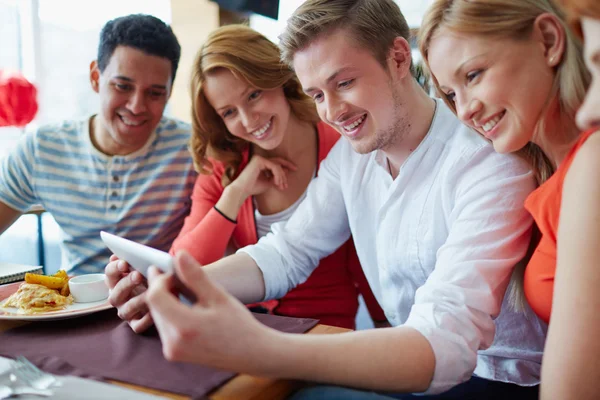 Vrienden met behulp van tablet pc — Stockfoto