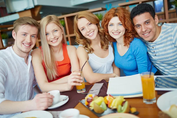 Adolescentes gastando tempo livre no café — Fotografia de Stock