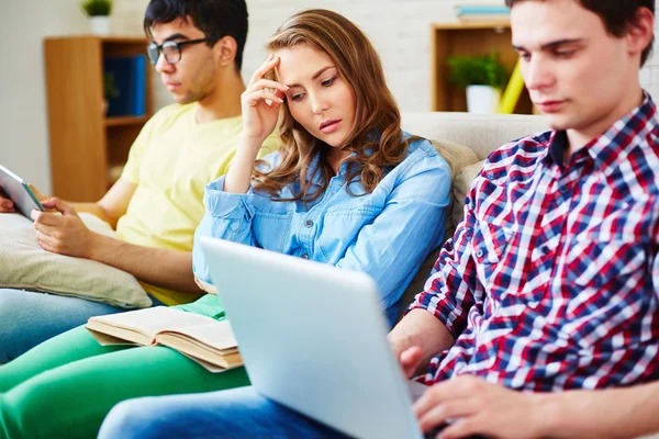 Ragazzo moderno digitando sul computer portatile — Foto Stock