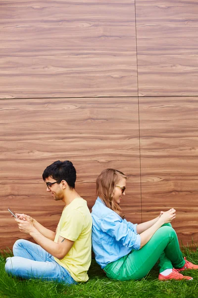 Teenagers using modern gadgets — Stock Photo, Image