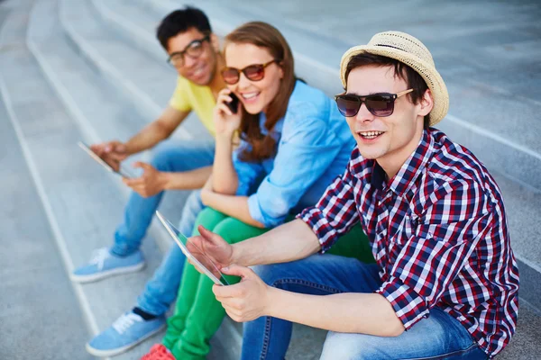 Chicos con tabletas PC y chica con teléfono celular —  Fotos de Stock