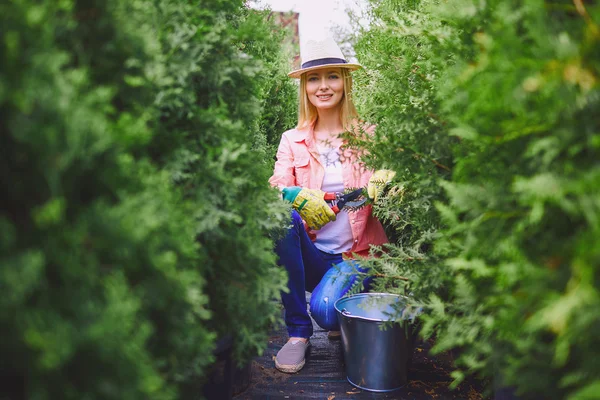 Donna che lavora in giardino — Foto Stock