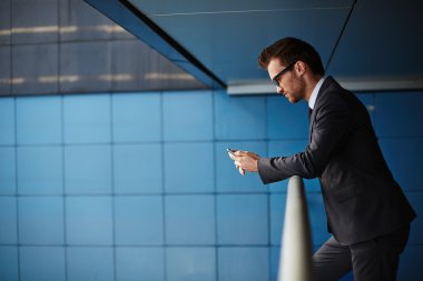 Sms okuma cep telefonu ile işadamı