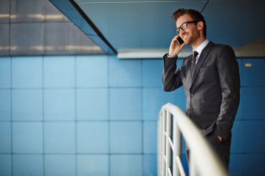 İşadamı elbiseli cep telefonunuzun konuşma