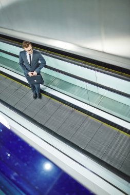 Evrak Çantası'nı ayakta yürüyen merdiven ile işadamı