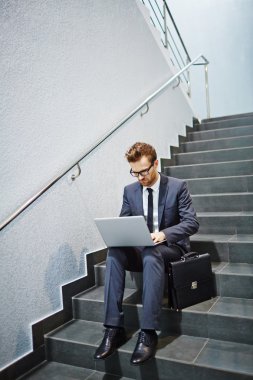 işadamı merdivenlerde laptop ile çalışma