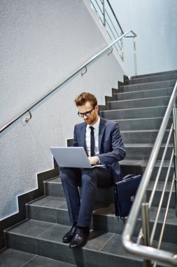 işadamı merdivenlerde laptop ile çalışma