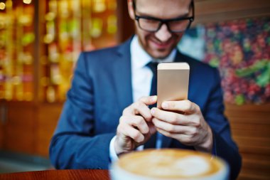 Akıllı telefon kullanan iş adamı