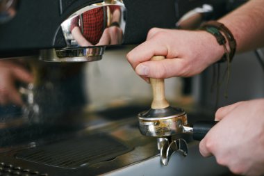 barista kahve çekirdekleri taşlama