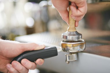 Barista öğütme kahve taneleri