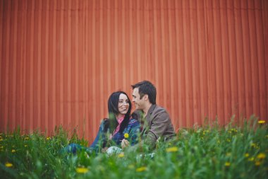 yeşil çim oturan Çift