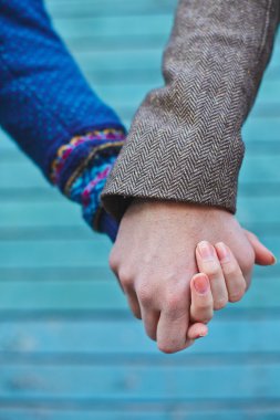 Genç çift el ele tutuşuyor.