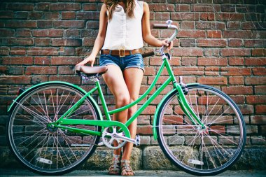 Yeşil Bisiklet kadınla