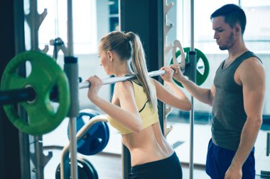 Kadın ağırlık kaldırmak nasıl gösteren trainer