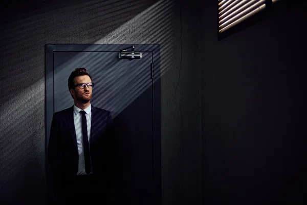 Uomo d'affari in giacca e cravatta vicino alla porta — Foto Stock