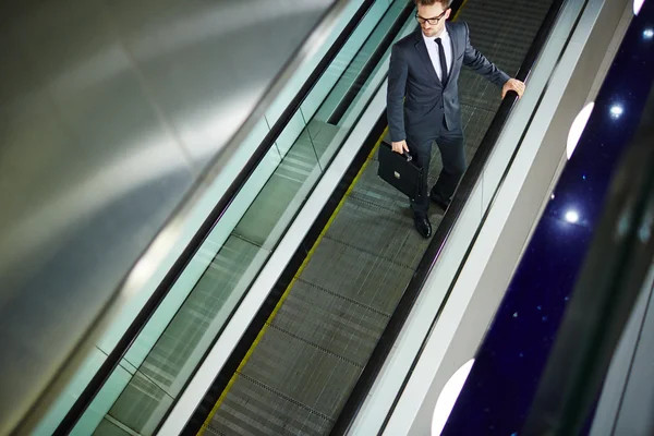Biznesmen z teczki stojąc na schodach — Zdjęcie stockowe