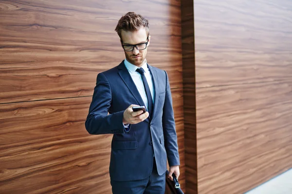 Ung affärsman med hjälp av mobiltelefon — Stockfoto