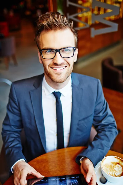 Zakenman met touchpad in café — Stockfoto