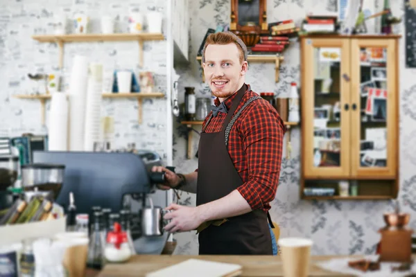 Bartender att göra kaffe — Stockfoto