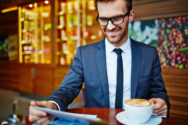 Homme d'affaires avec pavé tactile au café — Photo