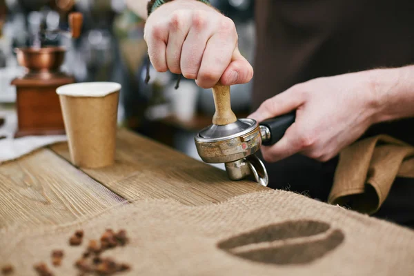 Homem moagem grãos de café — Fotografia de Stock