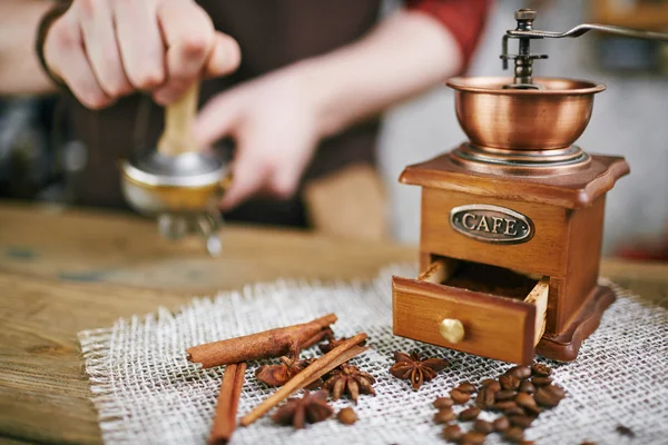 Houten koffiemolen — Stockfoto