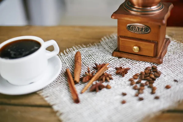 Molinillo de café de madera y taza de café —  Fotos de Stock