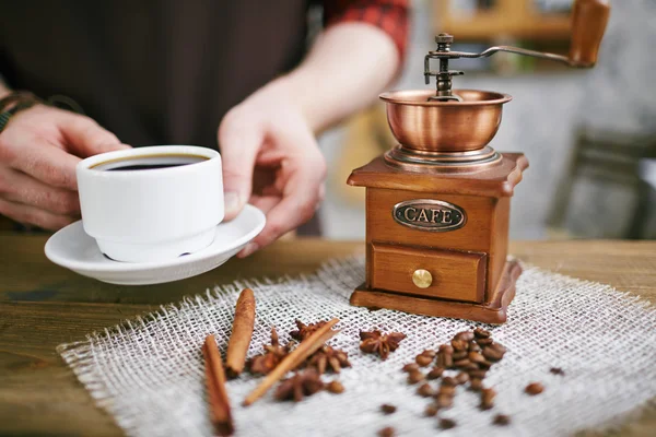 Kopje zwarte koffie in barista handen — Stockfoto