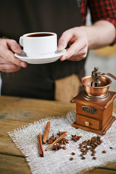 Barista segurando xícara de café preto — Fotografia de Stock