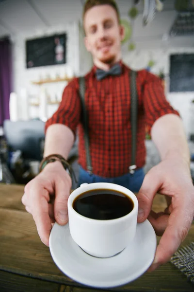 Barista ger kopp kaffe — Stockfoto