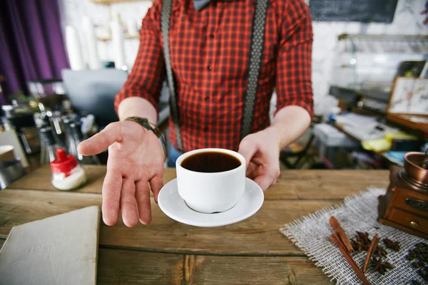 Barman sosteniendo una taza de café negro — Foto de Stock