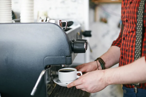 Barista haciendo café en la máquina de café — Foto de Stock