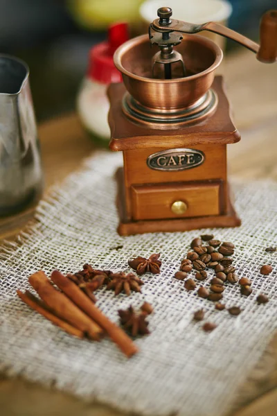 Houten koffiemolen — Stockfoto