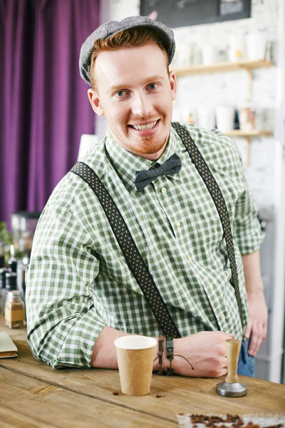 Barista feliz en la cafetería — Foto de Stock