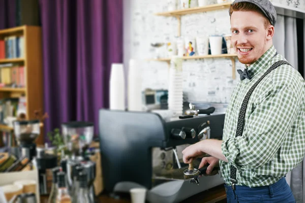 Barista travaillant dans un café — Photo