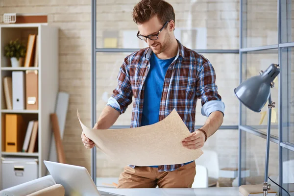 Architect looking at sketch — Stock Photo, Image