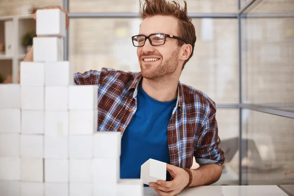 Hombre de negocios construcción pirámide de papel —  Fotos de Stock