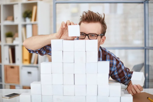 Affärsman att göra konstruktion från kuber — Stockfoto