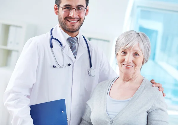 Médico e paciente sênior do sexo feminino — Fotografia de Stock