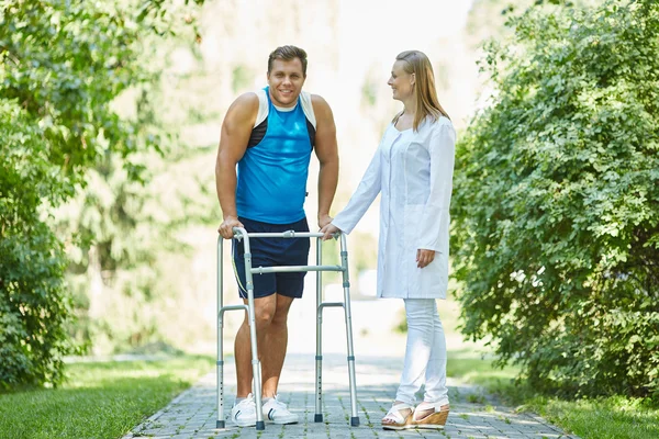 Enfermeiro e homem com walker tomando — Fotografia de Stock