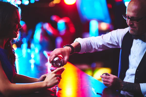 Barman verter cóctel a la mujer — Foto de Stock