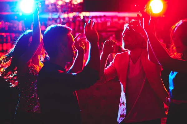 Друзья танцуют на дискотеке — стоковое фото