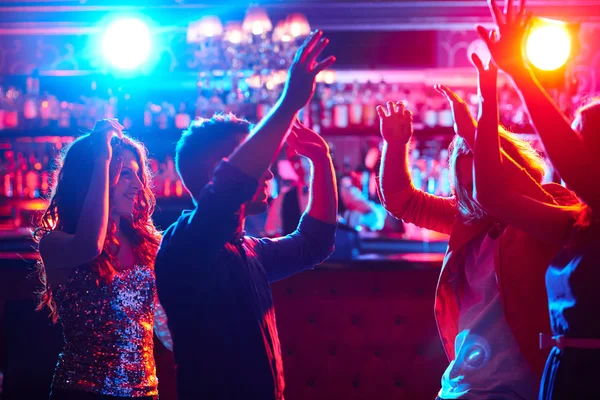 Amigos dançando na discoteca — Fotografia de Stock