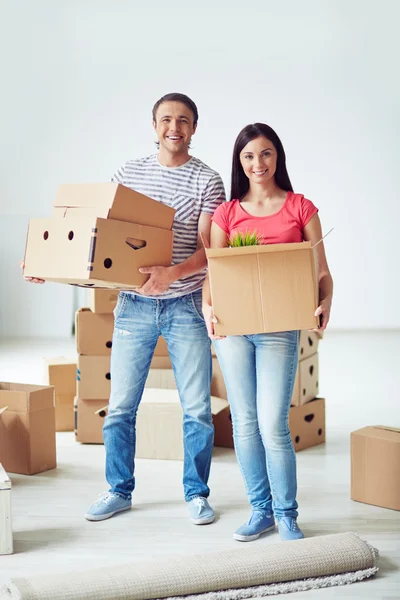 Homme et femme tenant des boîtes — Photo