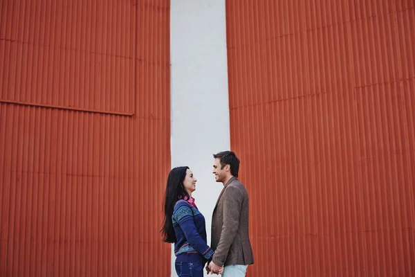 Casal olhando um para o outro — Fotografia de Stock