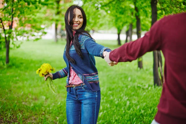 Femme avec bouquet de pissenlits jaunes — Photo