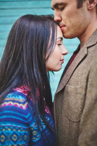 Man kissing his girlfriend on forehead — Stock Photo, Image