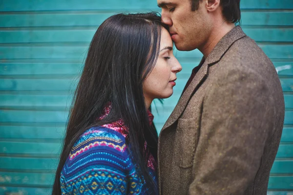 Hombre besando a su novia en la frente — Foto de Stock