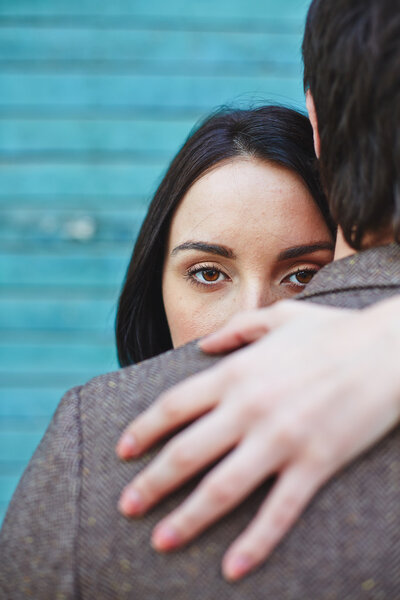 женщина, оглядывающаяся назад от мужчины
